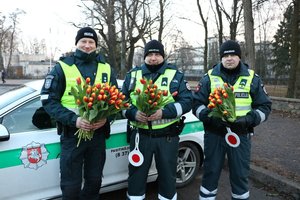 Netikėtumas kelyje: pareigūnai pasveikino moteris šimtais tulpių žiedų