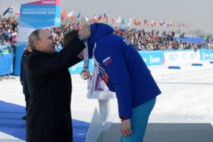 Jaunimu prisidengusi Rusija žaidžia gudrų žaidimą – prisistatė ir V. Putinas