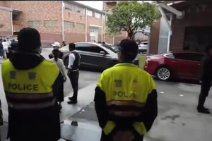 „Tesla“ elektromobiliai per naktį atpigo beveik perpus – įsiutusius pirkėjus tramdė policija