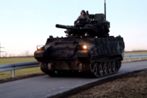 Ši mašina atrodo kaip tankas, bet tikrovė visai kitokia: tam yra įdomi priežastis