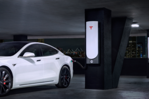 „Tesla“ pristatė naujos kartos greitojo įkrovimo stoteles: bateriją užpildys per 15 minučių