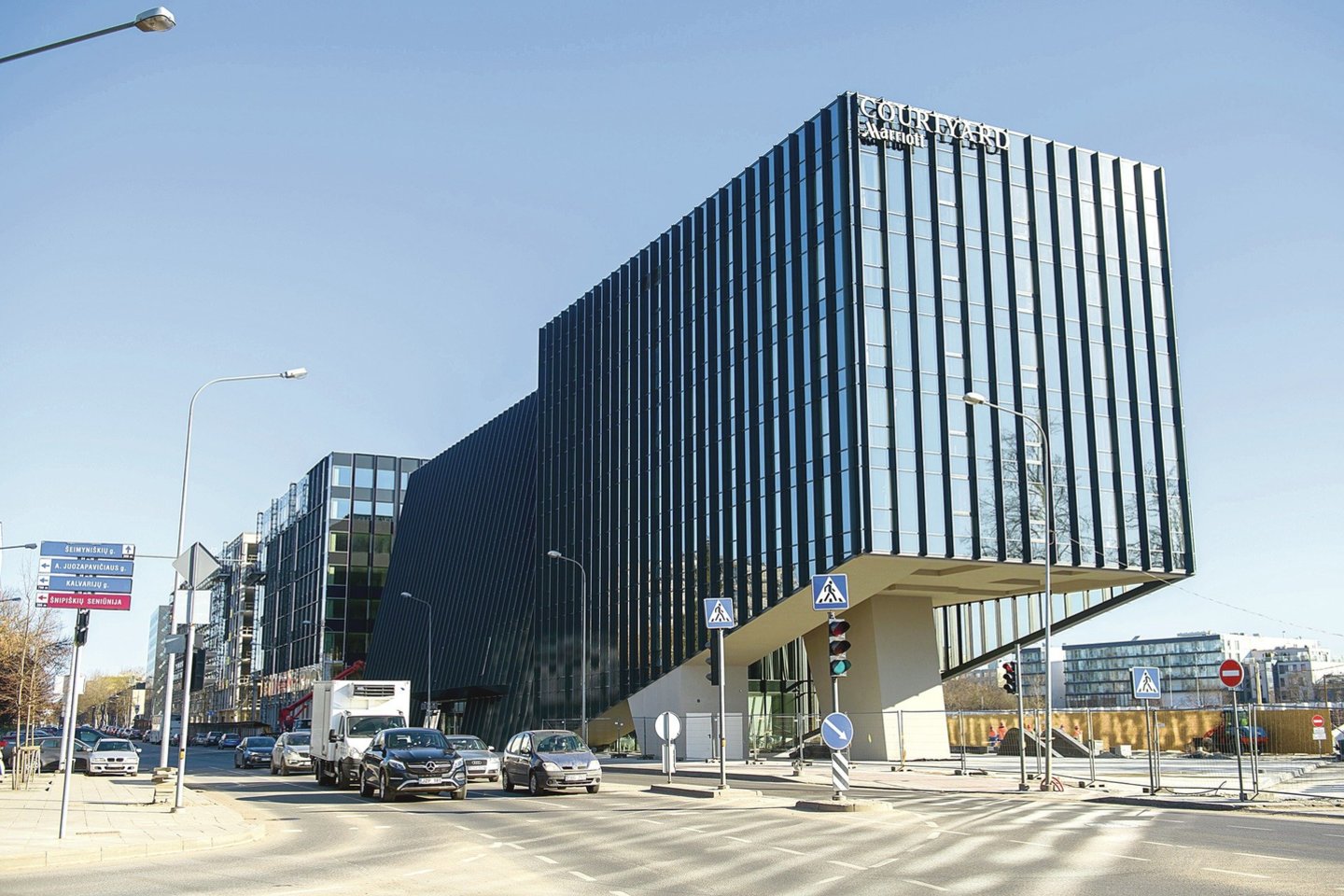 Vilniaus centre, buvusio „Žalgirio“ stadiono teritorijoje, praėjusiais metais atidarytas viešbutis „Marriott“ (nuotr.), nors buvo iškilusi reali grėsmė, kad pradėtą statyti pastatą teks nugriauti.