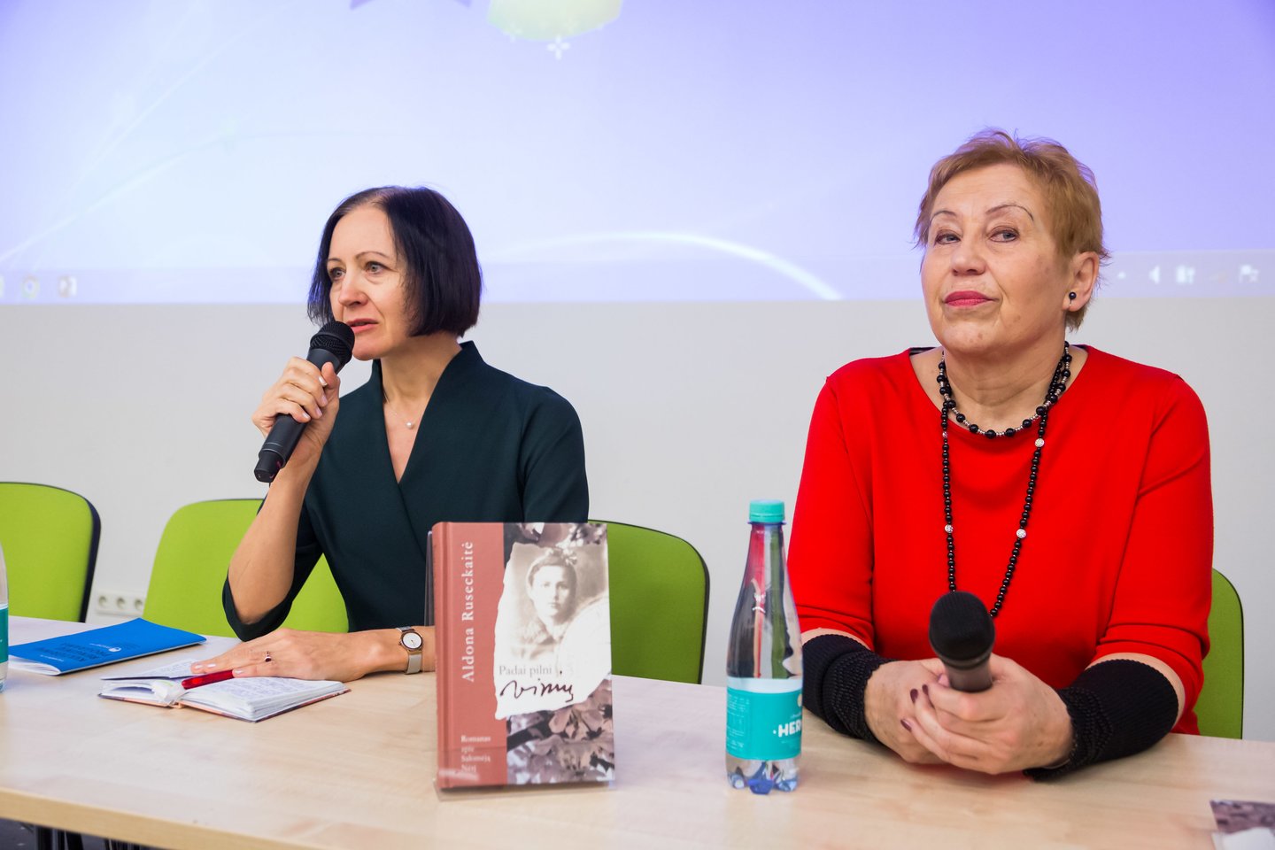 Šiemet Vilniaus knygų mugėje A.Ruseckaitė pristatė savo knygą apie S.Nėrį "Padai pilni vinių".<br> M.Ambrazo nuotr.