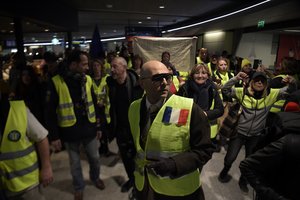 „Geltonosios liemenės“ Paryžiaus Marso lauke surengs „sėdimąjį protestą“