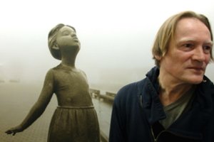 Fotomenininko Roberto Gabrio paroda – kaip švelnus uostamiesčio mergaitės bučinys