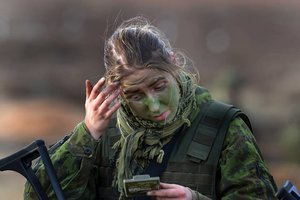 Karinėse jūrų pajėgose tarnaujanti mergina nepasidavė mamos atkalbinėjimams