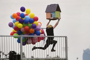 Sparnai, balionai ir net namai: Australijoje vyko spalvingas „skraidančių aparatų“ konkursas