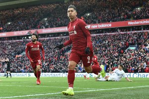 Po įvarčio tiesiai iš kampinio atsitiesęs „Liverpool“ klubas šventė pergalę prieš „Burnley“ 