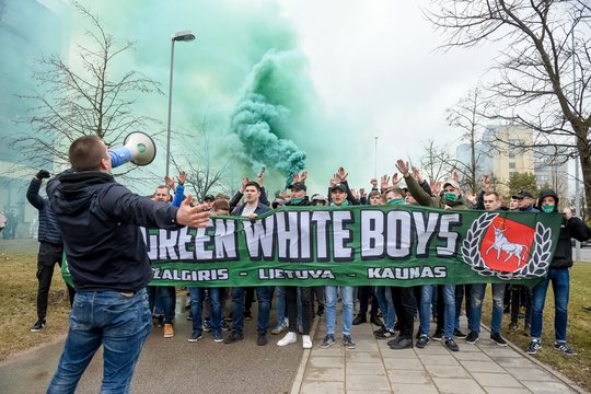 Kauno „Žalgirio“ aistruolių Vilniuje surengta įspūdinga eisena sudrebino apsnūdusią sostinę 