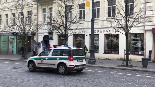 Vilniaus centre – neeilinis sujudimas: pareigūnai gelbėjo vėliavą