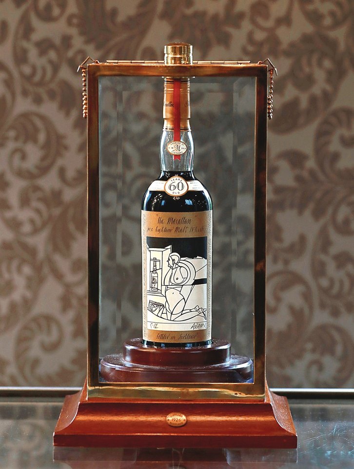 Šis 1926 metų viskio „Macallan“ butelis buvo parduotas už 1,26 mln. eurų.<br>„Scanpix“ nuotr.