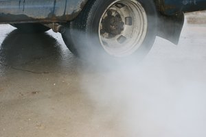 Aplinkos ministerija turi naują planą prieš senus automobilius: vairuotojams išdalintų 30 mln. eurų