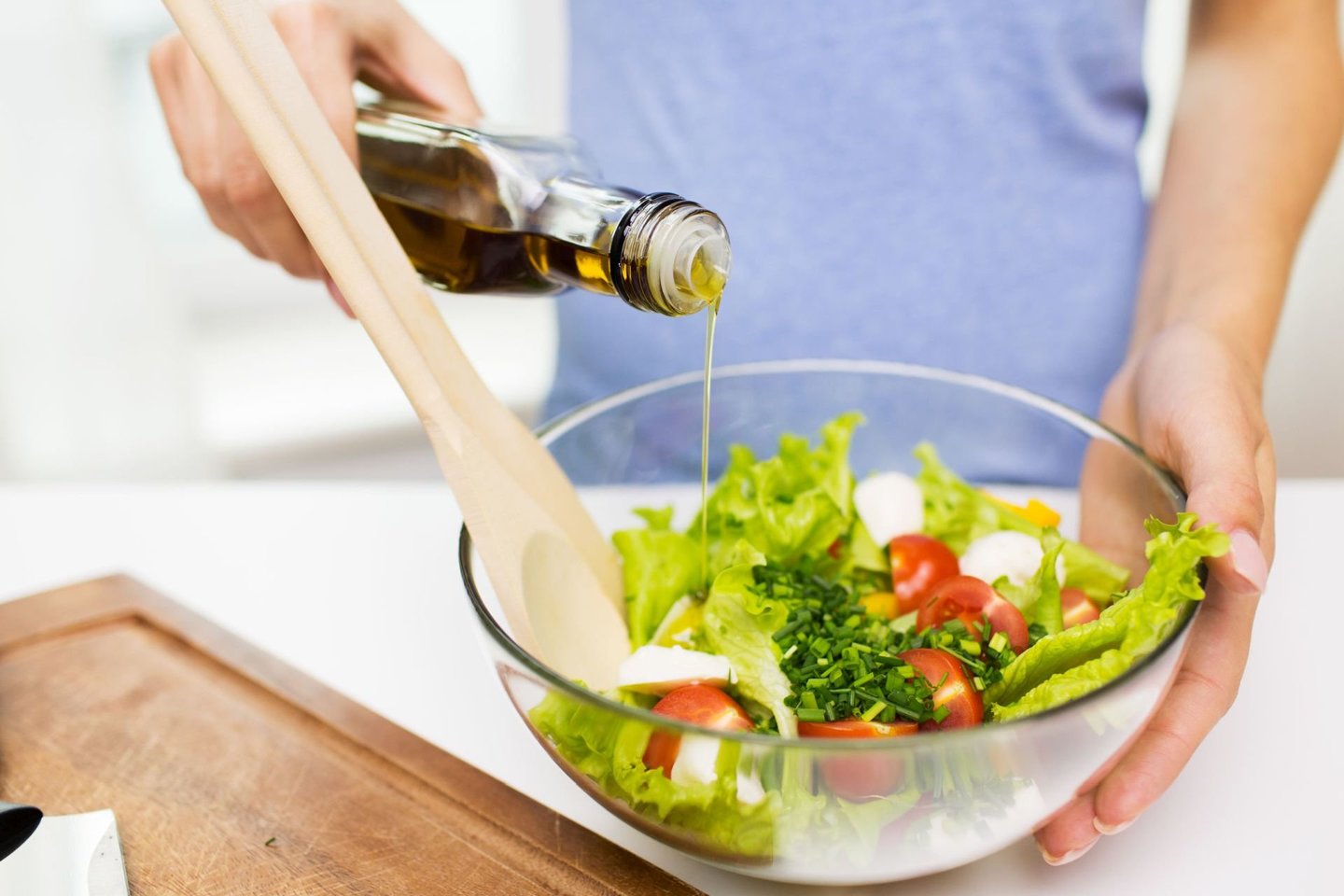 Bent vieną kartą per savaitę panaudodami alyvuogių aliejų savo mityboje, pavyzdžiui, gaminant salotas, galite sumažinti arterijų užsikimšimo riziką. <br> 123rf nuotr.
