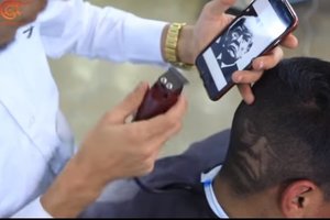 Kirpėjas surado aukso giją – uždirba iš keistų kirpimų