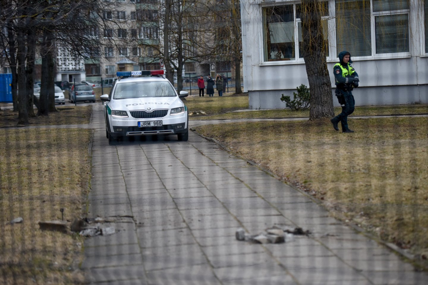 Mokyklos tvorą tverti susiruošę darbininkai Vilniuje aptiko sprogmenį, įvestas „Skydas“.<br> D.Umbraso nuotr.
