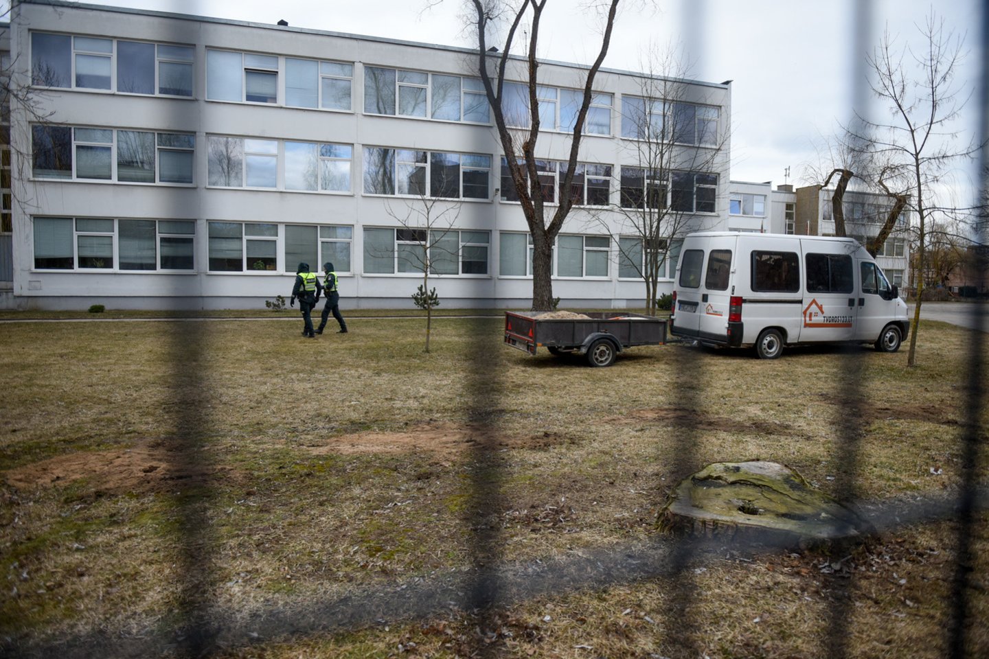 Mokyklos tvorą tverti susiruošę darbininkai Vilniuje aptiko sprogmenį, įvestas „Skydas“.<br> D.Umbraso nuotr.