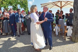 Su V. Putinu per savo vestuves šokusi Austrijos ministrė žada išlaikyti draugiškus ryšius su Rusija