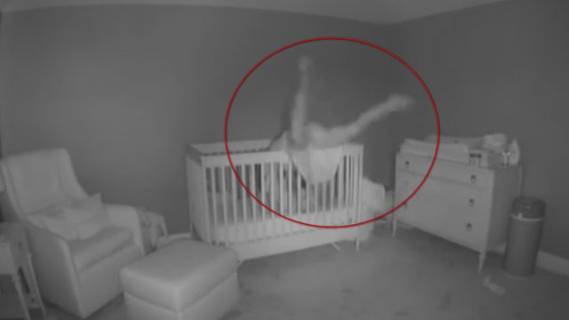 Stebėjimo kameros užfiksuotas kuriozas kūdikio kambaryje virto sensacija