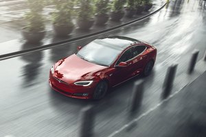 „Tesla“ vėl keičia planus – staiga atpigę elektromobiliai vėl brangs