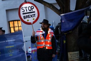 Nežinomybė po itin reikšmingo balsavimo dėl „Brexit“ įsiūbavo rinkas