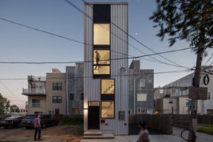 Pasistengė: automobilio stovėjimo vietoje sutalpino net šešiaaukštį