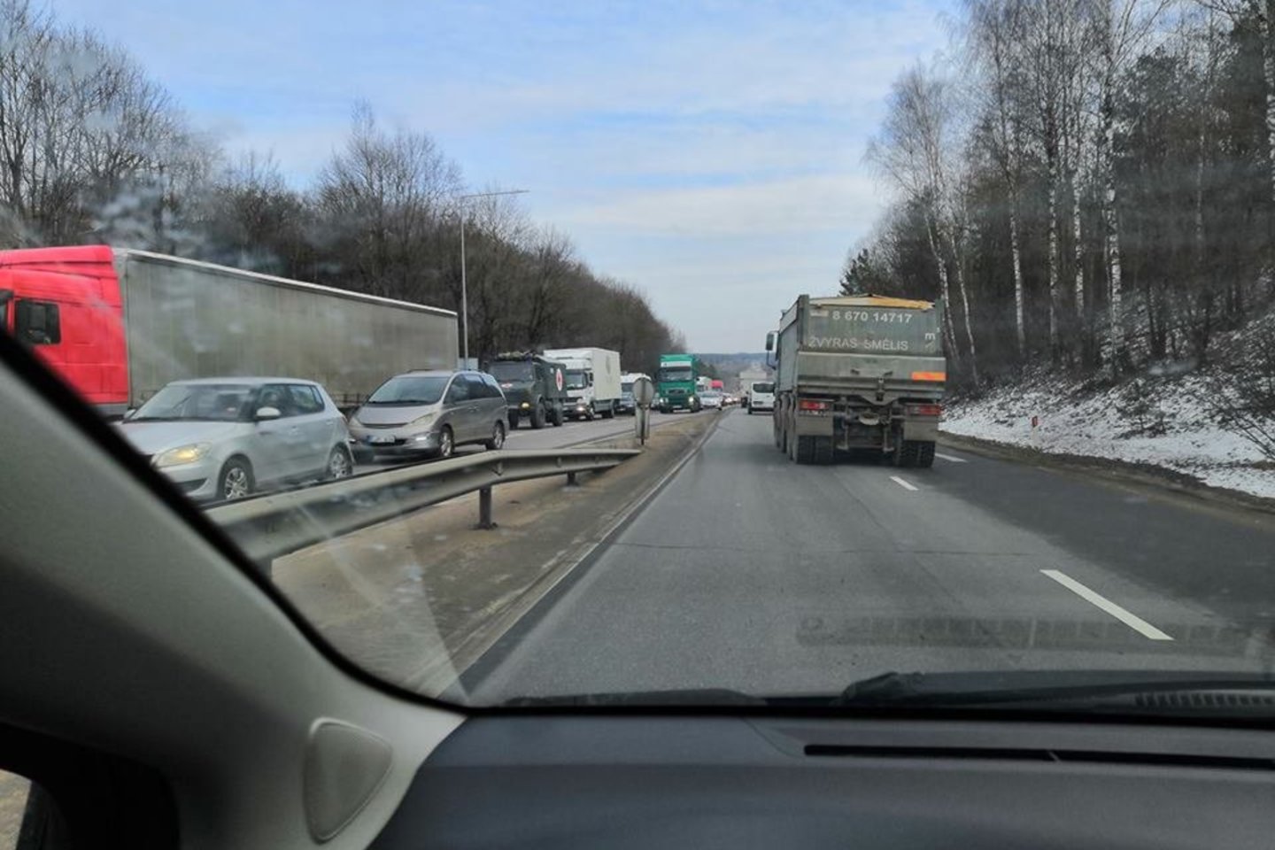  Vilniaus pakraštyje šviesoforo konstrukcijas išvartęs sunkvežimis blokavo judrų kelią.<br> Facebook/Reidas Vilniuje/Edgaro B. nuotr.