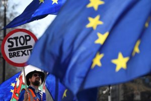 Po „Brexit“ sutarties fiasko Jungtinės Karalystės Parlamente svarstomi keli scenarijai