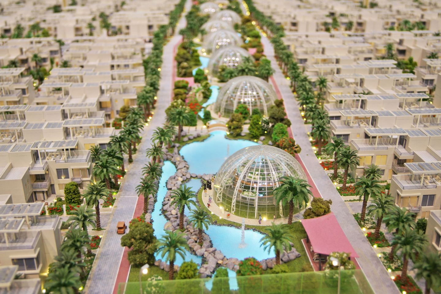Filmavimo komanda Dubajuje aplankė baigiamą statyti itin modernų, aplikosaugos ir tvarumo idėjų įkvėptą rajoną „The Sustainable City“.