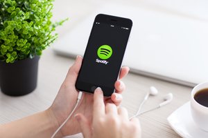 „Spotify“ Europos Komisijai skundžia „Apple“, kurią kaltina nesąžininga konkurencija