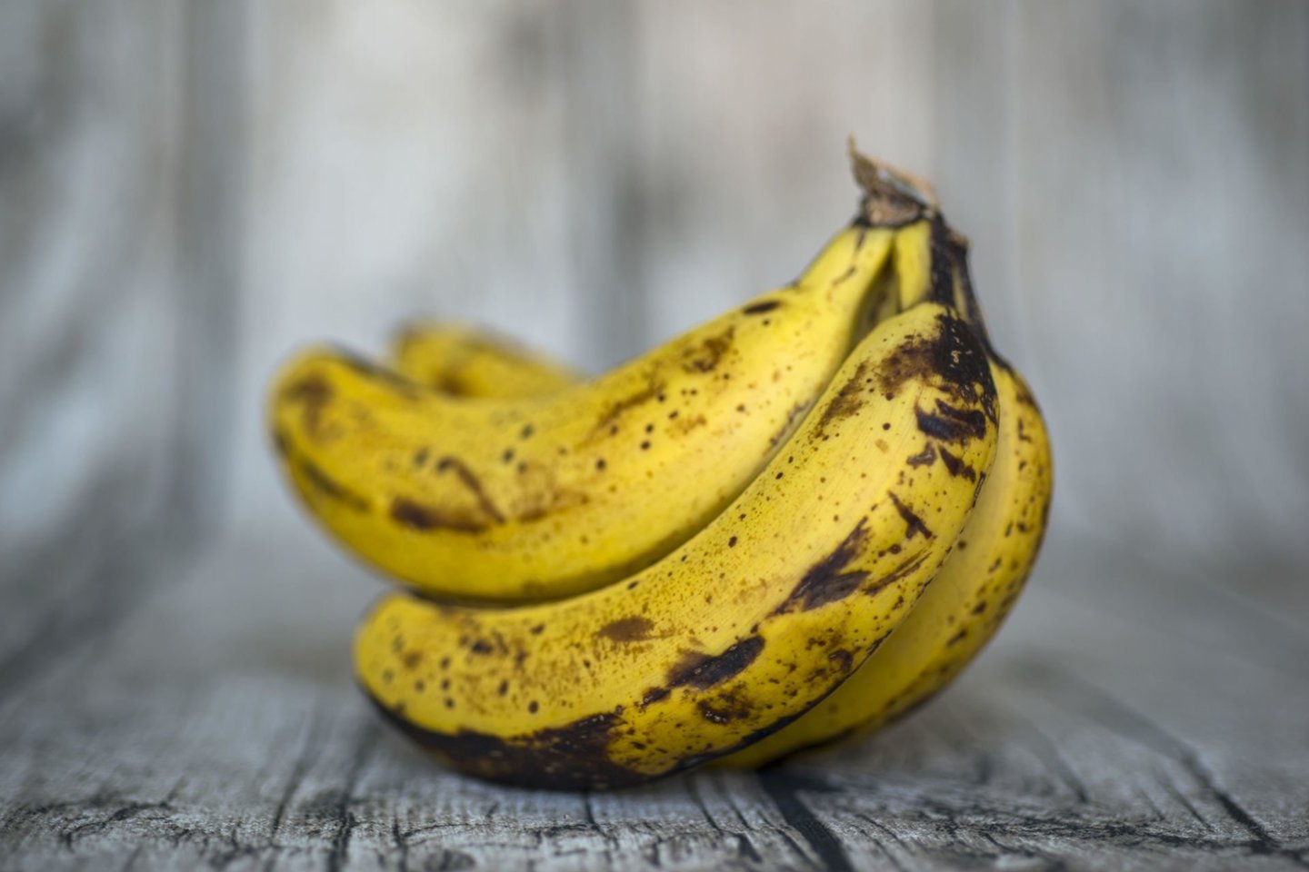   Parudavusius bananus yra visiškai saugu valgyti ir tokio tipo vaisius yra net lengviau virškinamas.<br> 123rf nuotr.