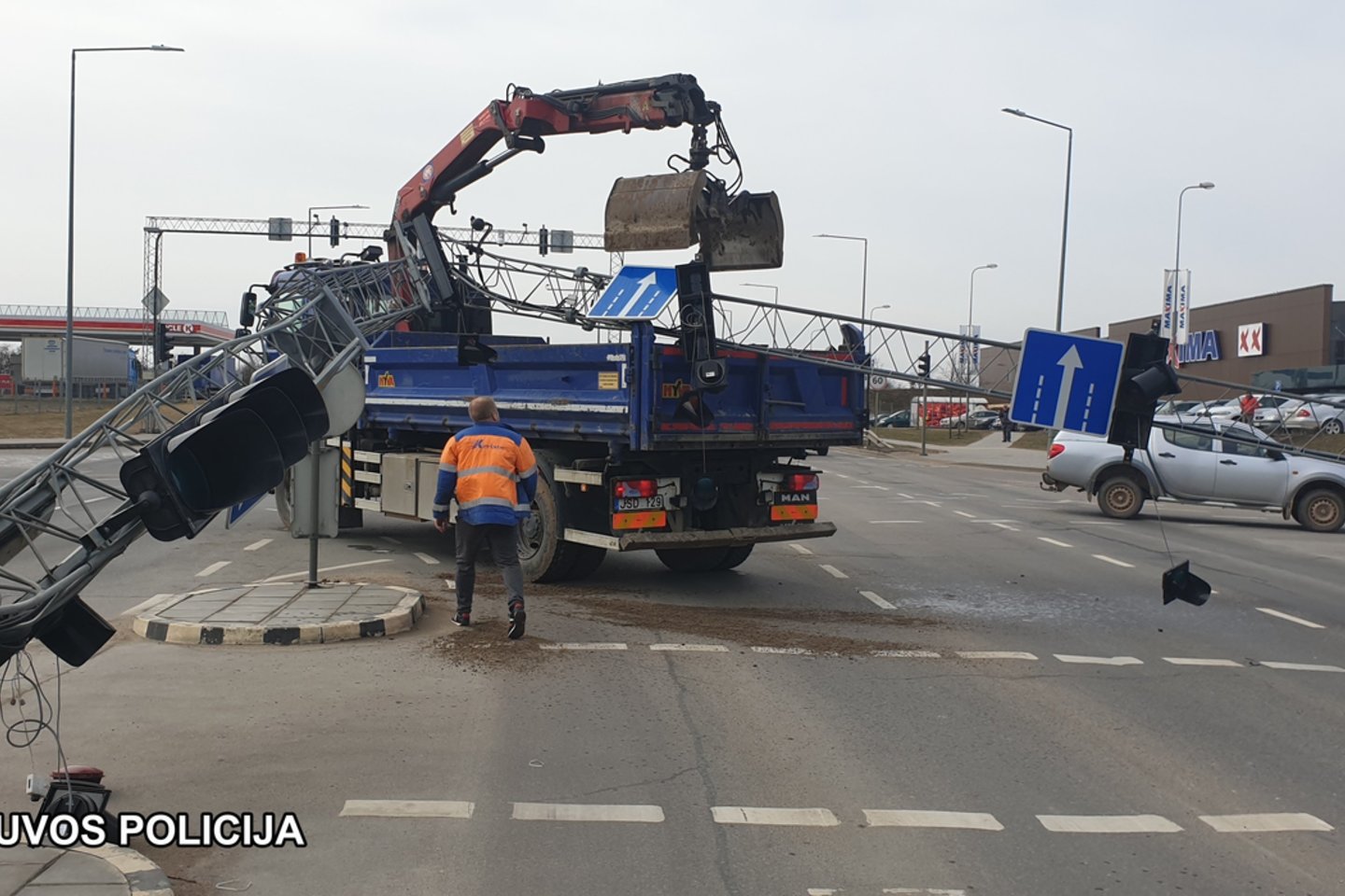  Vilniaus pakraštyje šviesoforo konstrukcijas išvartęs sunkvežimis blokavo judrų kelią.<br> Vilniaus apskrities VPK nuotr.