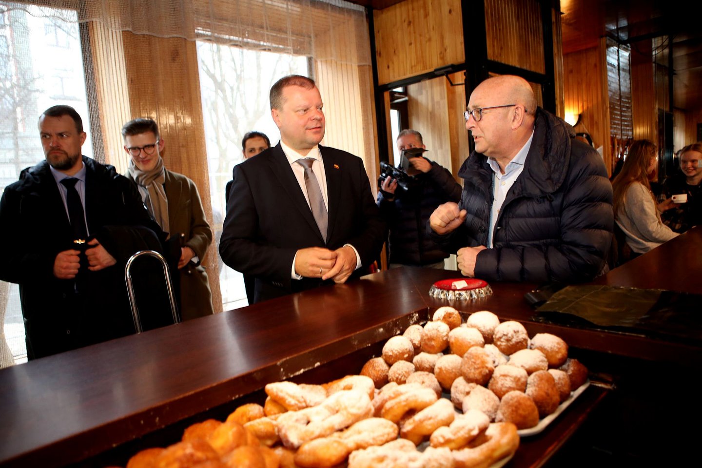 Kaune susitikę S.Skvernelis ir V.Matijošaitis valgė spurgas ir žarstė vienas kitam komplimentus.<br>M.Patašiaus nuotr.