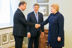 Lyginimų su D. Grybauskaite besikratantis S. Skvernelis – apie R. Karbauskį ir valstiečių pinigus