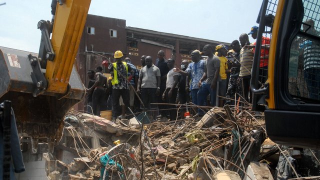 Sugriuvus pastatui žuvo 10 žmonių: po griuvėsiais gali būti įkalinti dešimtys vaikų