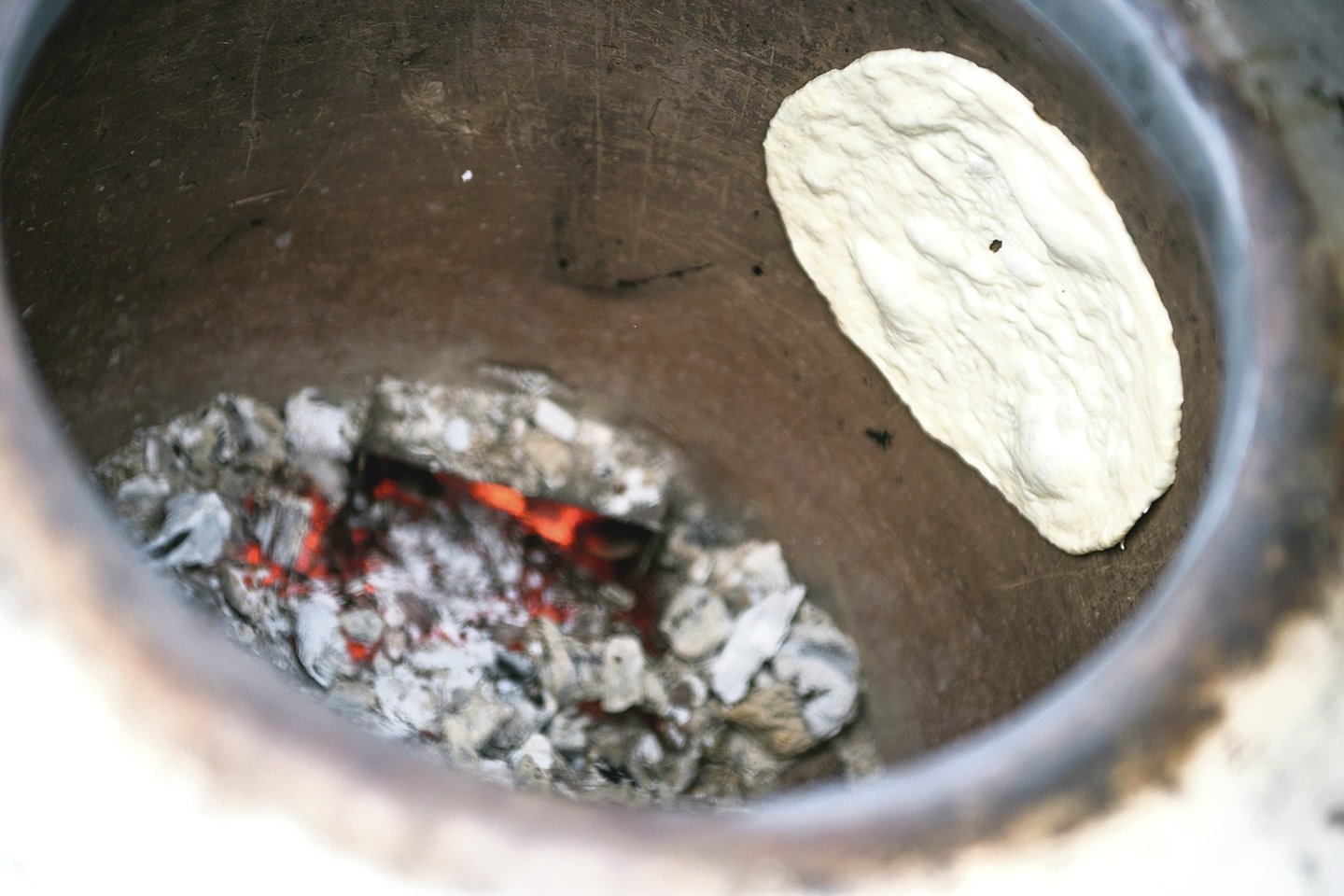 Prie vištienos troškinio paprastai patiekiamas indiškas paplotėlis, iškeptas tradicinėje krosnyje, vadinamoje tandūru, kuri įkaitinama iki 350 laipsnių.<br>D.Umbraso nuotr.