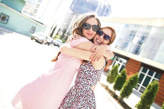 Kaip reaguotumėte, jei bendradarbė pasiūlytų jums padovanoti apkabinimą?