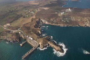 Prancūzijos krantų link juda iš nuskendusio laivo išsiliejusios naftos dėmė 