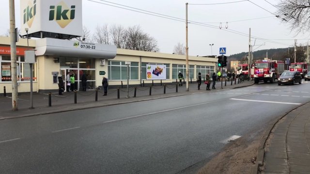 Dėl gaisro grėsmės į parduotuvę Vilniuje skubėjo ugniagesiai