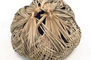 Japonai archajines krepšių pynimo technikas naudoja ir meno kūriniuose