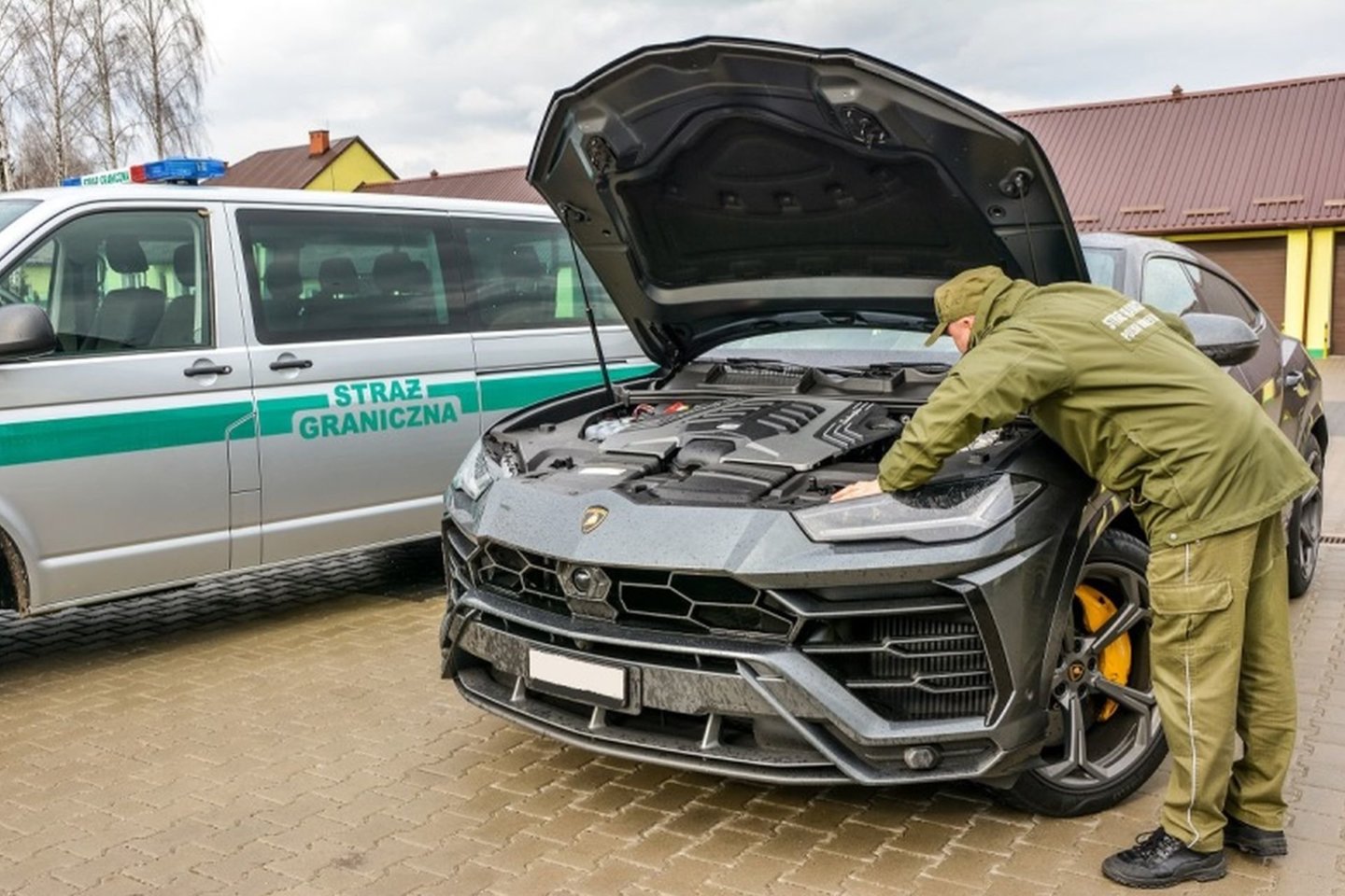 Sulaikyto „Lamborghini Urus“ vertė siekia 325 tūkst. eurų.<br> Lenkijos pasienio apsaugos tarnybos nuotr.