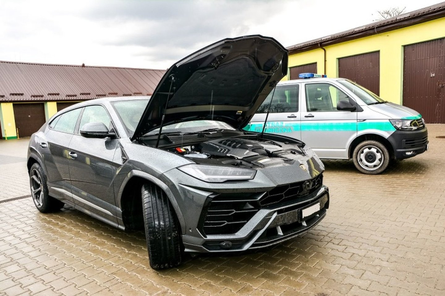 Sulaikyto „Lamborghini Urus“ vertė siekia 325 tūkst. eurų.<br> Lenkijos pasienio apsaugos tarnybos nuotr.