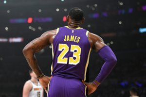 Vienas lauke – ne karys: dūžtančios L. Jameso svajonės ir gėdinga „Lakers“ padėtis