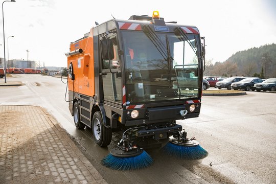 Sostinėje švarinamos pagrindinės gatvės – jau išvalė 6 tūkst. tonų smėlio