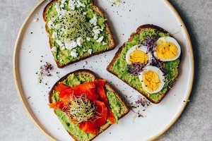 Gardiems ir sveikiems pusryčiams – trys idėjos su avokadais