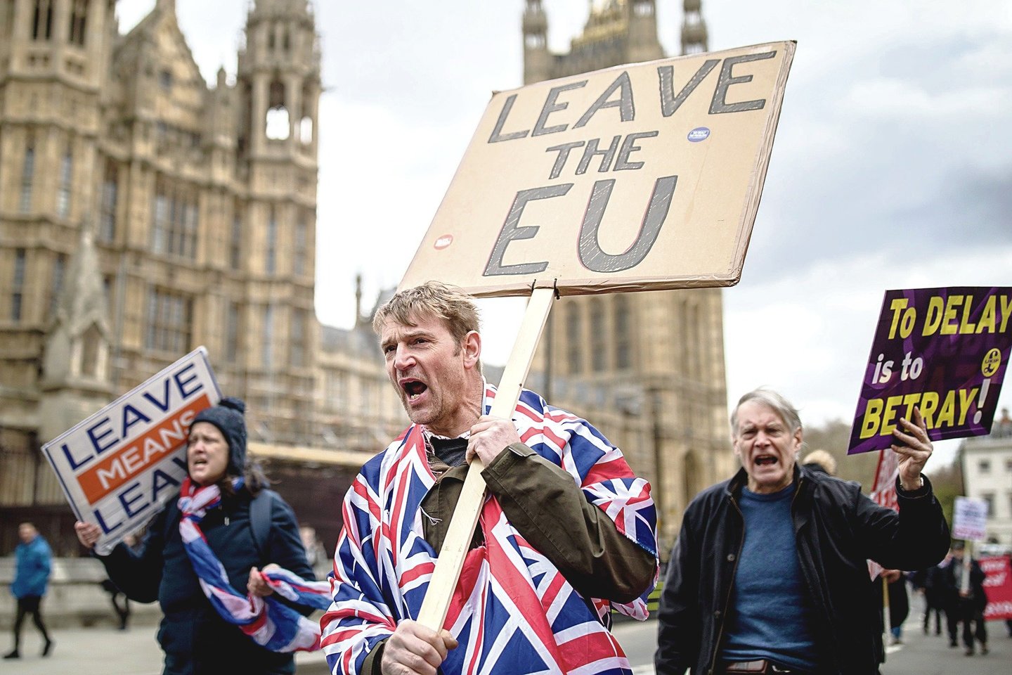 Už pasitraukimą iš ES balsavusiems britams jau trūksta kantrybė, prie Vestminsterio jie skanduoja: „Tiesiog išeikite!“<br>„Zuma Press“/„Scanpix“ nuotr.