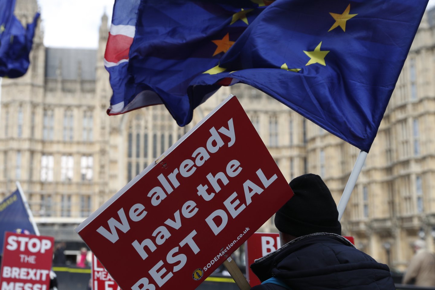 Už pasitraukimą iš ES balsavusiems britams jau trūksta kantrybė, prie Vestminsterio jie skanduoja: „Tiesiog išeikite!“<br>AP nuotr.