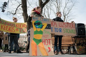 Lietuva prisijungė prie pasaulinio judėjimo: moksleiviai sostinės centre protestuoja dėl klimato kaitos
