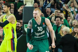 „Teisėjo švilpukas“: įskaityti taškai ir 3 sek. taisyklės pažeidimas A. White'ui