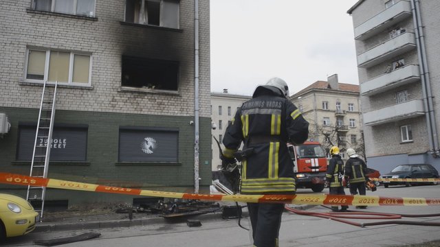 Vaizdai iš įvykio vietos: Vilniuje užsiliepsnojo daugiabutis su žmonėmis viduje