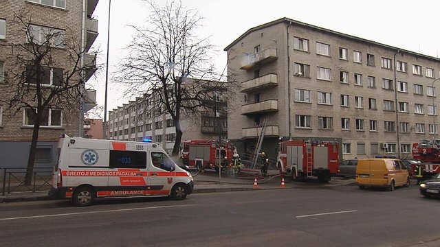 Vilniuje liepsnojo daugiabutis, buvo evakuota 30 žmonių